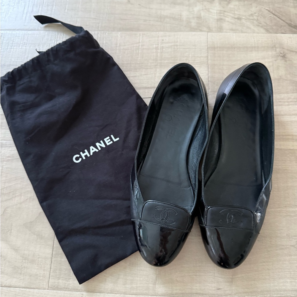 CHANEL Black Leather CC Logo Patent Cap Toe Ballerina Flats